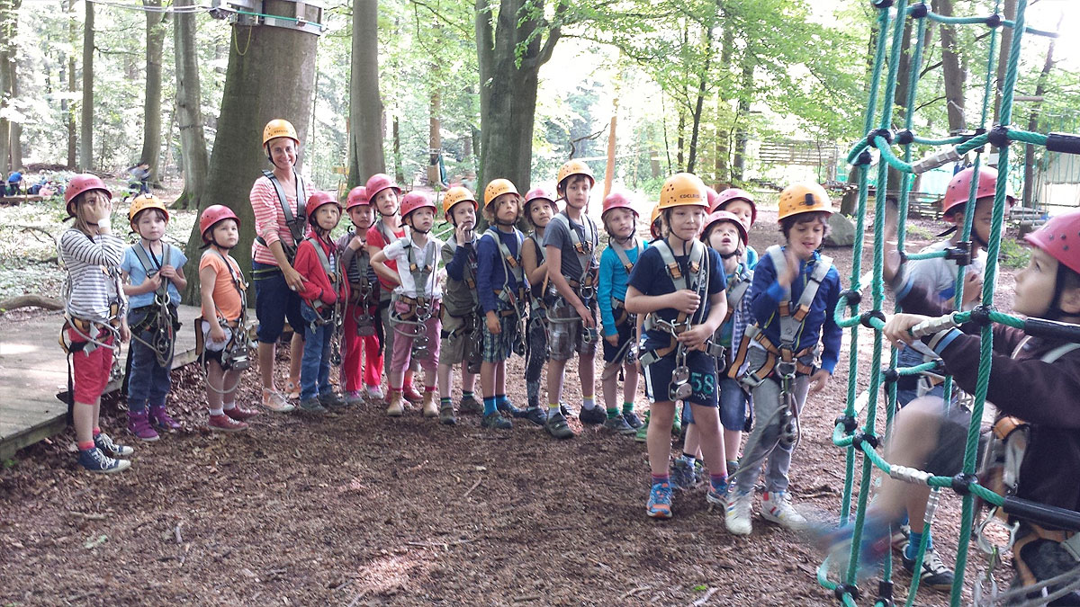 Eine Schulklasse steht im Kletterpark Schnurstracks im Sachsenwald und beginnen ihren Kletterparcours.